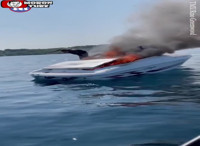 Video :That's going to blow up! Two sailors were saved in critical condition in Michigan after a dramatic fire at sea